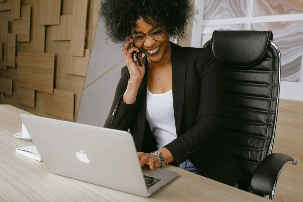 recherche emploi Candidate consultant des offres d’emploi en Outremer sur son ordinateur
