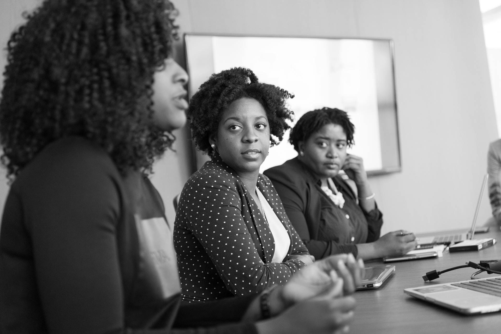 Trois femmes professionnelles en discussion en bureau - article Talentys RH sur les métiers en tension en Outremer 2026