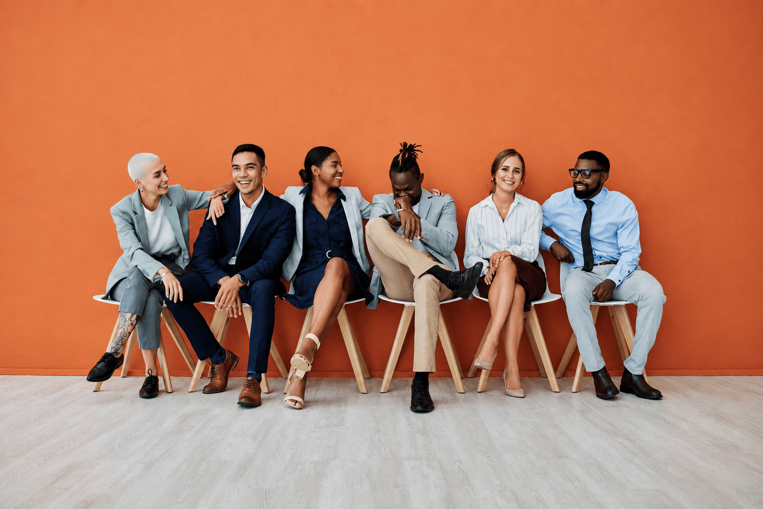 Équipe diversifiée de jeunes professionnels Gen Z sur fond orange — Talentys RH
